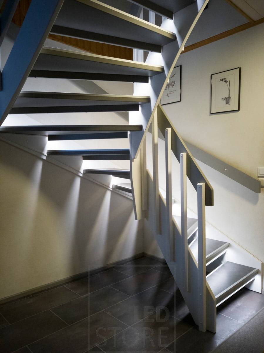 Bandes LED sur les marches d'escalier pour éclairer la lumière indirecte